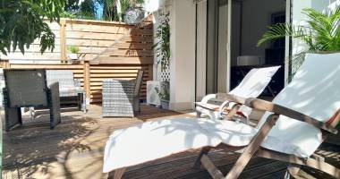 saint gilles les bains - centre ville - t3 meublé avec jardin