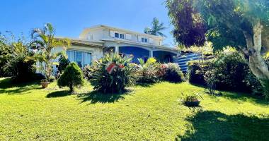 charmante propriété à montvert les hauts avec dépendance, deux garages et vaste jardin tropical de 1 281 m2