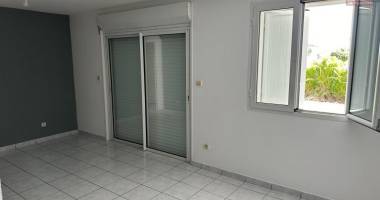 a louer bel appartement f2 au rdc dans résidence sécurisée à cambuston saint-andré