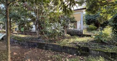 maisons f3 + f5+ implantées sur 1260 m2 de terrain, en impasse et bord de ravine sans vis à vis.