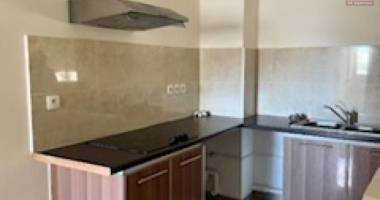 a vendre bel appartement de type f3 en rez de jardin, lumineux, spacieux sur la résidence la goelette à sainte clotilde.