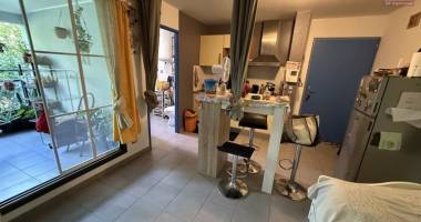 beau studio de 23,65 m2 + 9 m2 de varangue, au deuxième étage de la résidence sécurisée les jardins de la rivière, achat pour un investissement locatif uniquement.