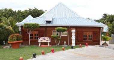 villa de type f4 avec piscine - le moule à vendre