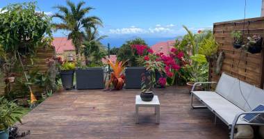 À louer à gourbeyre   appartement t3 meublé, résidence sécurisée avec piscine et vue saintes