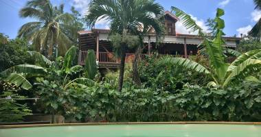 villa de charme t3 avec vue mer + t2 indépendant & piscine   bouillante
