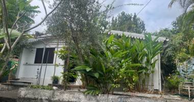 maison créole sur un grand terrain