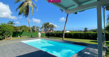 villa f4 avec piscine dans lotissement sécurisé   rare sur le secteur de petit-bourg