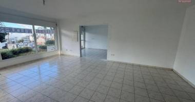 a louer local professionnel / commercial 83 m²  emplacement stratégique, forte visibilité et passage assuré au tampon 14 éme