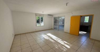 rare et exceptionnel à vendre magnifique et grand appartement d'environ 64 m² avec terrain d'environ 100 m² au tampon proche centre ville