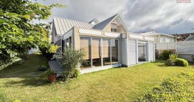 a vendre belle villa à la montagne proche du centre et a proximité des commodités.