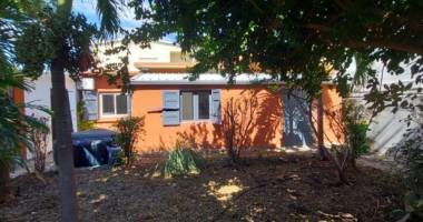 charmante  villa créole rénovée  avec jardin arboré