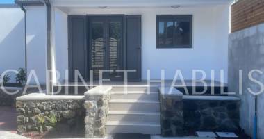 a louer - maison t2 d'environ 36.40m2 - saint joseph - 690.00 €