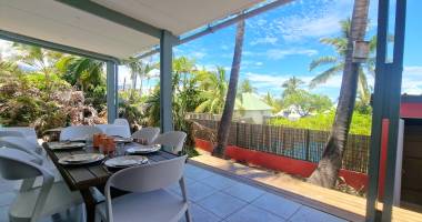 maison avec accès direct sur grande piscine commune, située au cœur d'une résidence sécurisée proche du lagon sud la saline