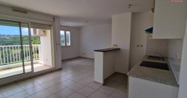 a louer - appart t2 avec terrasse et vue dégagée - sainte marie