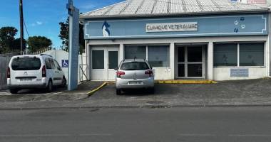 a louer local commercial ou professionnel avec parking en centre ville de saint-andré