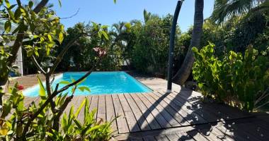 villa f4 avec piscine + potentiel locatif à etang sale les bains