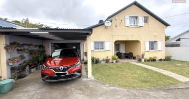 jolie maison f5 en r+1 avec garage fermé et car port, implantée sur 484 m2 de terrain plat, sans travaux.