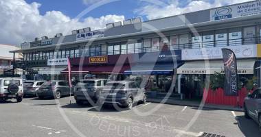 a louer local commercial de 200m2 à jarry 4370 € ht / mois + charges