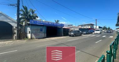 ensemble de 4 locaux commerciaux - sainte-suzanne centre-ville