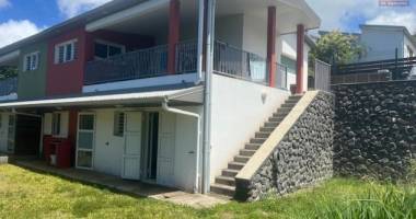 a louer jolie villa de type f3 mitoyenne dans impasse avec une belle vue océan