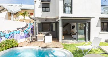 a louer en saisonnier ! belle villa contemporaine de 5 pièces, avec piscine et à 100 m du lagon de trou d'eau - réf adam